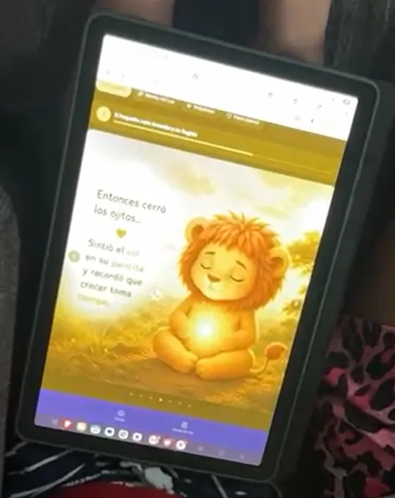 La tablet muestra al pequeño león cerrando los ojitos, con una luz dorada en su pecho